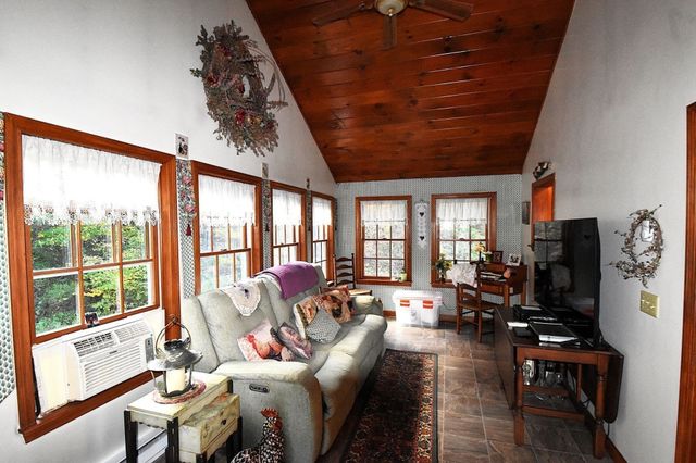 17 Wedgewood Ln, Millbury, MA 01527