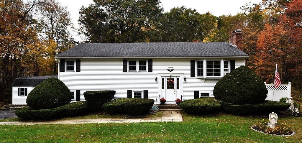 17 Wedgewood Ln, Millbury, MA 01527