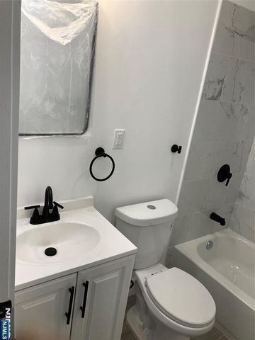 445 17th Street, Newark, NJ 07103