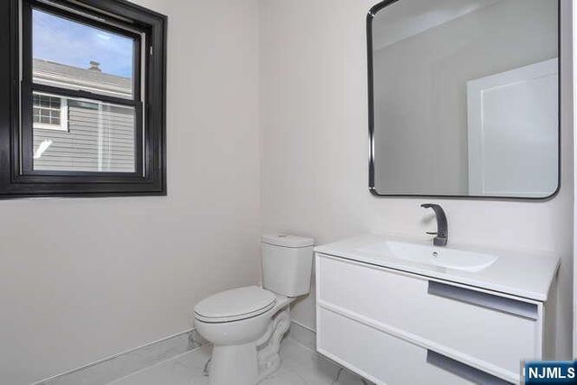 21 E Clinton Avenue, Bergenfield, NJ 07621