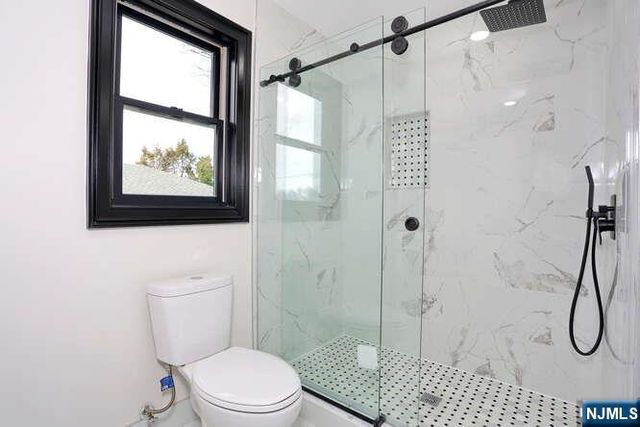 21 E Clinton Avenue, Bergenfield, NJ 07621