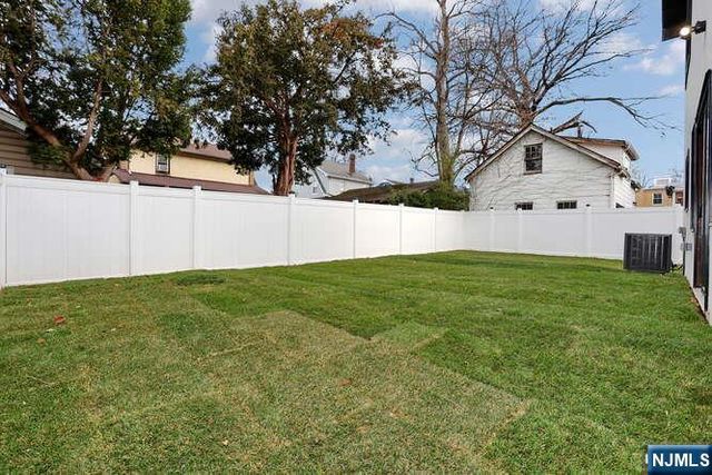 21 E Clinton Avenue, Bergenfield, NJ 07621