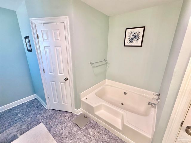 3101 Lost Creek Dr, Cantonment, FL 32533