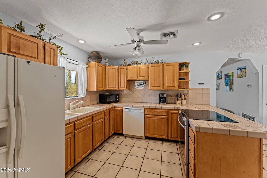 Image 11 of property listing at 785 Santa Fe Drive, Wickenburg, AZ 85390
