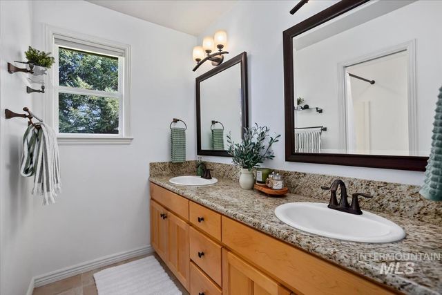 9511 W Hills Gate Dr, Star, ID 83669