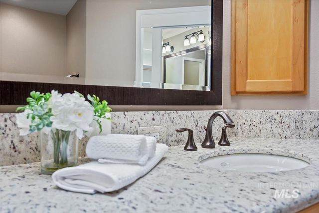 9511 W Hills Gate Dr, Star, ID 83669