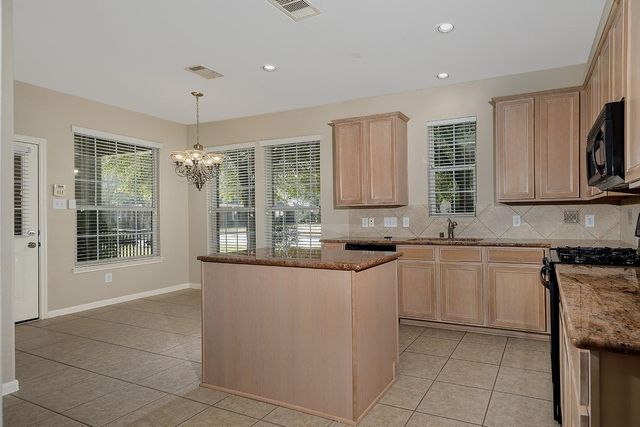 50 E Pipers Green, The Woodlands, TX 77382