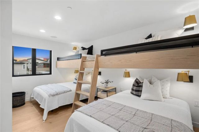 1717 E Ocean Boulevard, Newport Beach, CA 92661