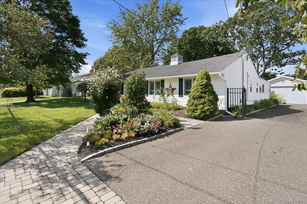 4 Fairlane Drive, Selden, NY 11784 — photo 2