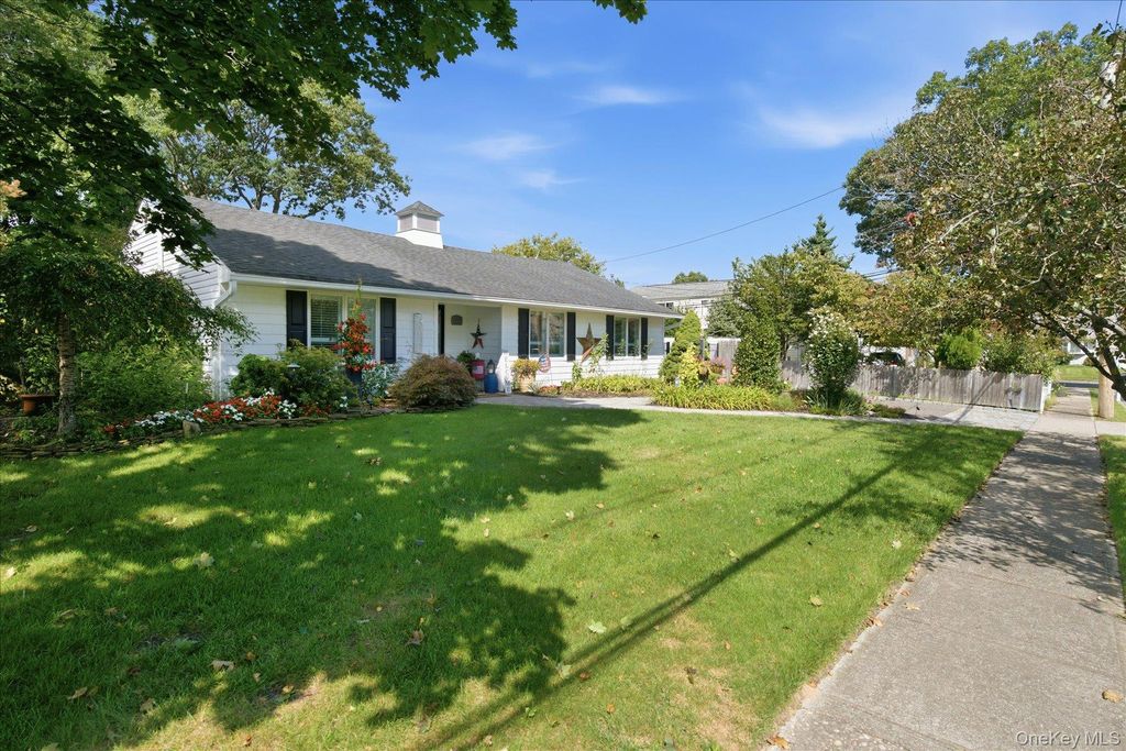 4 Fairlane Drive, Selden, NY 11784 — photo 3