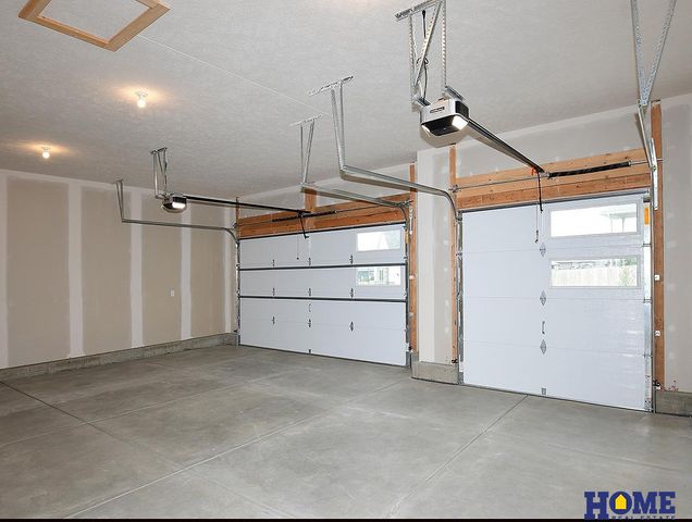 10930 Grantham Drive, Lincoln, NE 68527