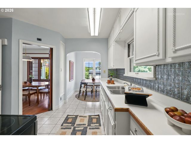 2948 Ne 24TH Ave, Portland, OR 97212