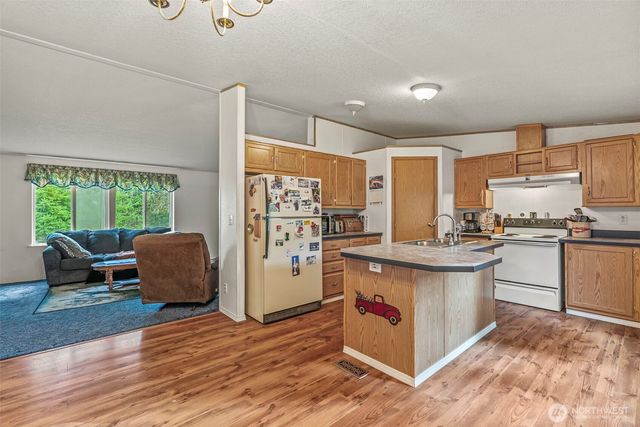 1337 South Silverlake Road, Castle Rock, WA 98611