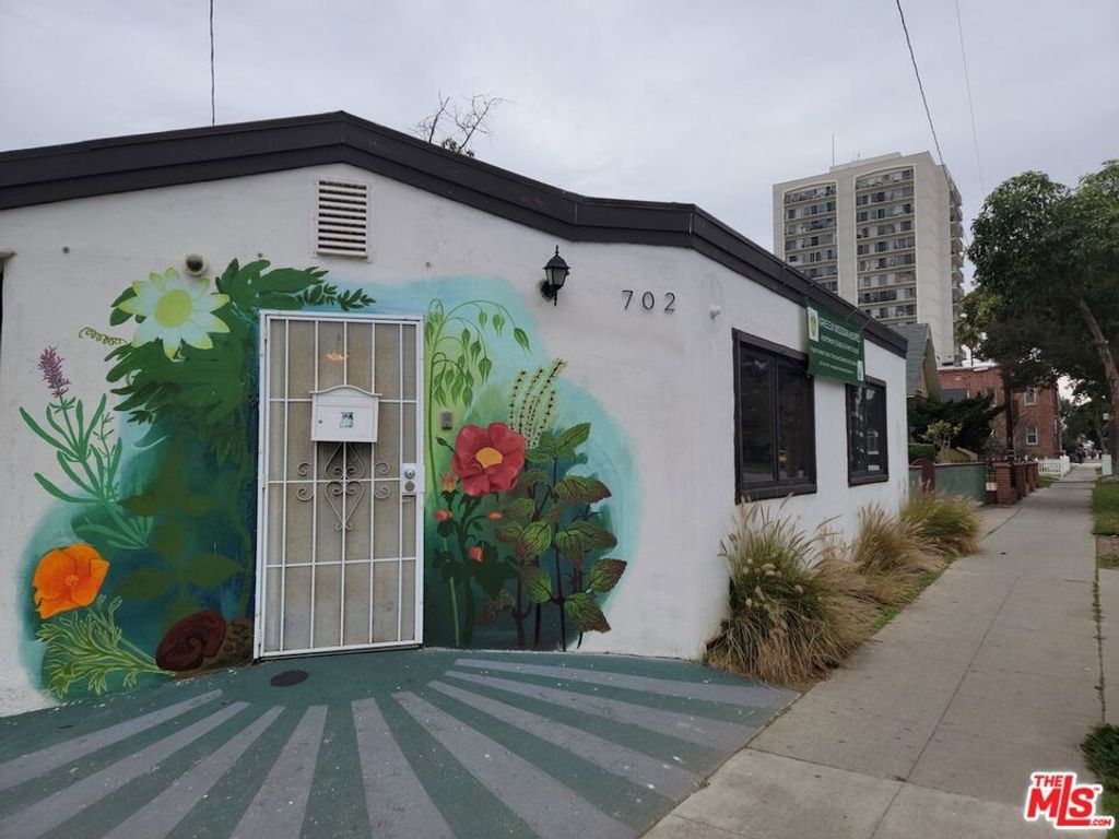 Image 11 of property listing at 702 CEDAR Avenue, Long Beach, CA 90813