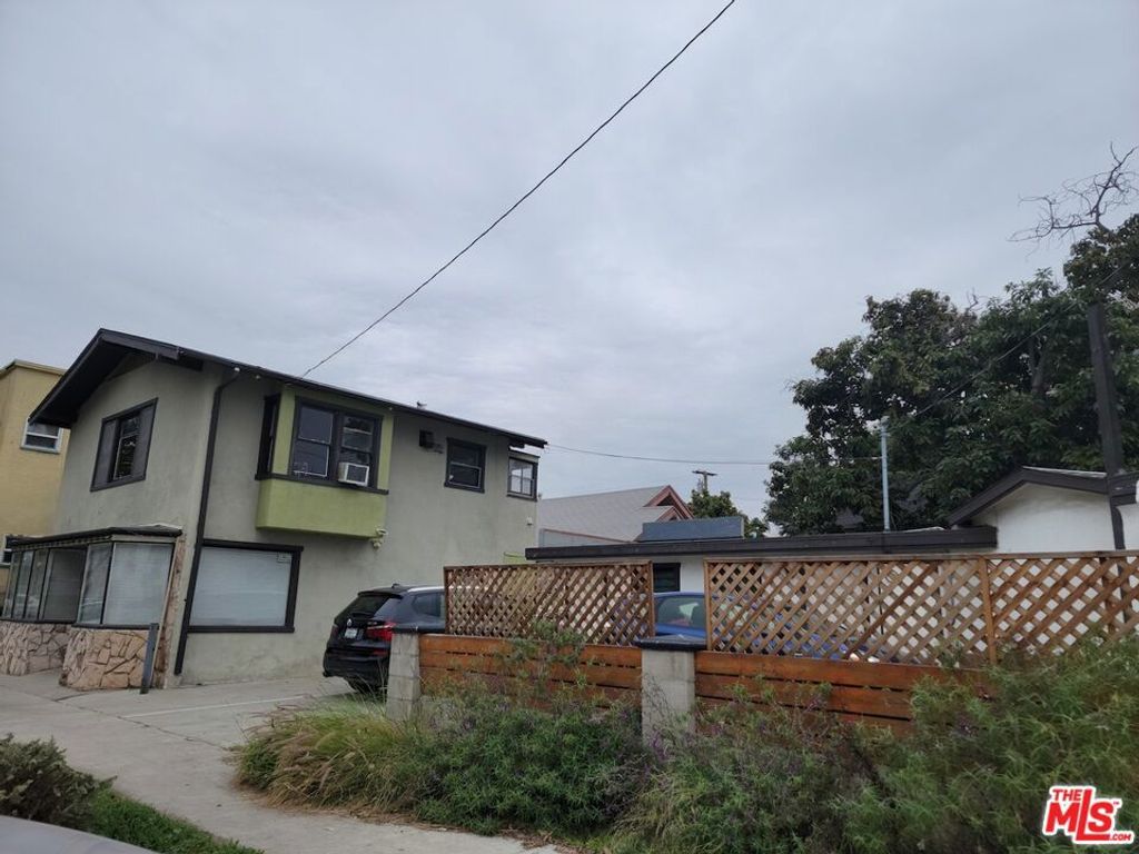 Image 12 of property listing at 702 CEDAR Avenue, Long Beach, CA 90813