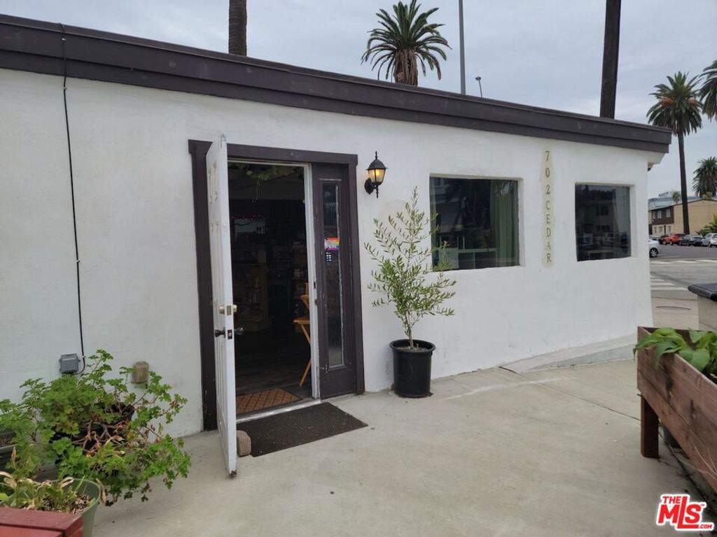 Image 13 of property listing at 702 CEDAR Avenue, Long Beach, CA 90813