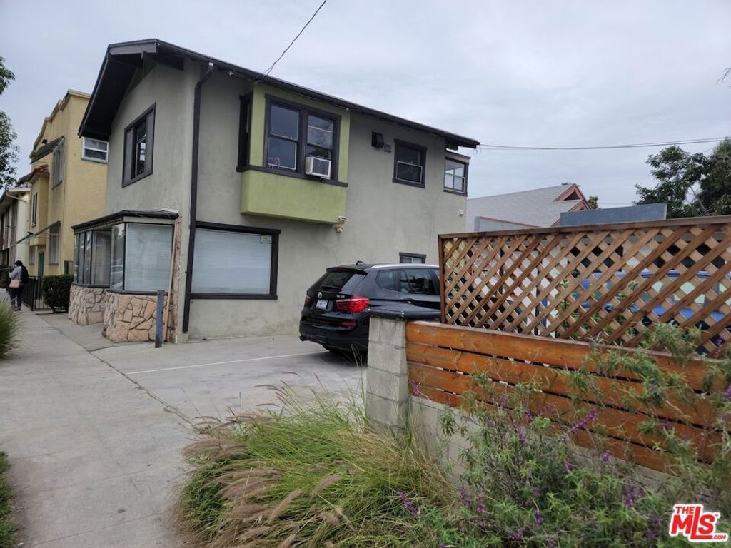 Image 3 of property listing at 702 CEDAR Avenue, Long Beach, CA 90813