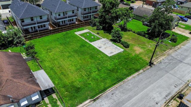 821 E 32 Street, Houston, TX 77022