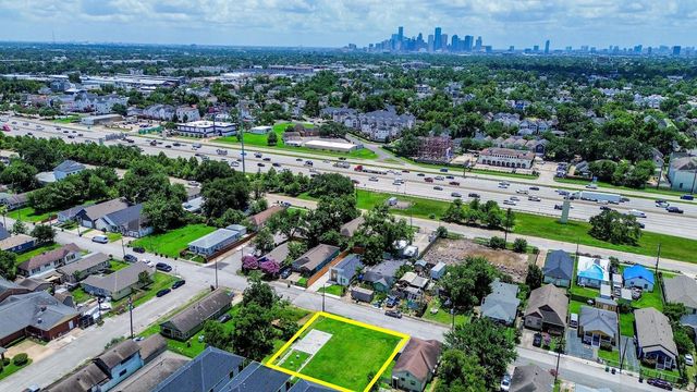 821 E 32 Street, Houston, TX 77022