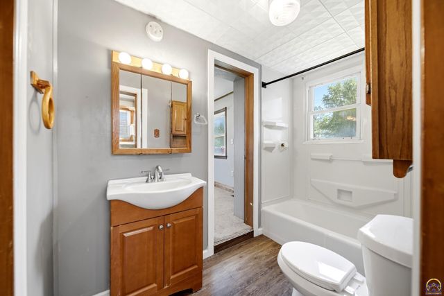 2214 SW Central Park AVE, Topeka, KS 66611