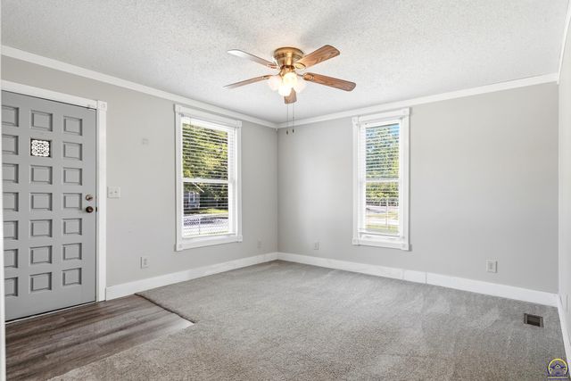 2214 SW Central Park AVE, Topeka, KS 66611