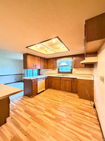 1521 Canterbury Court, Huntington, IN 46750