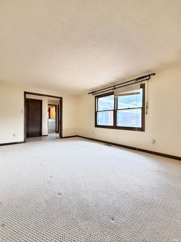 1521 Canterbury Court, Huntington, IN 46750