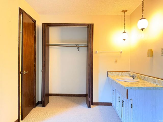1521 Canterbury Court, Huntington, IN 46750