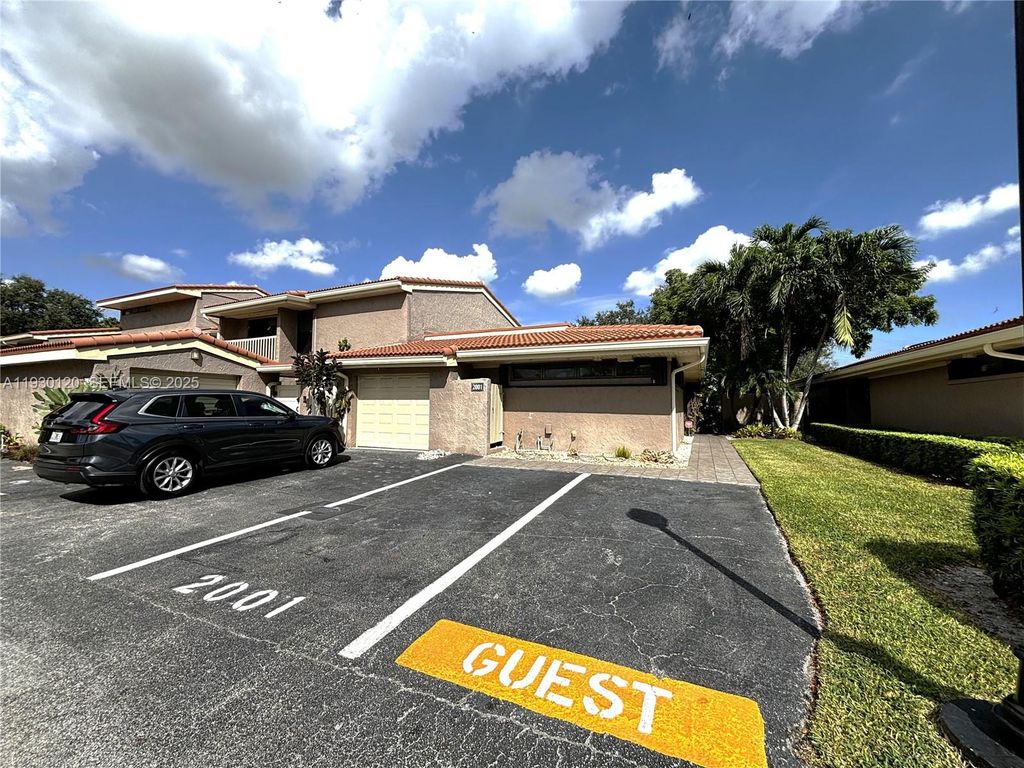 2001 S Saint Andrews Rd 121, Hollywood, FL 33021