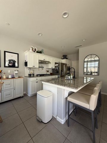 6347 N Alta Vista Lane, Fresno, CA 93722