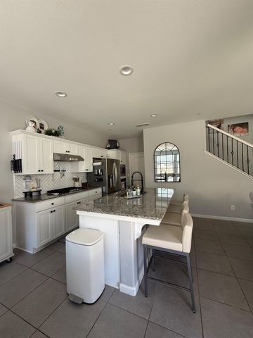 6347 N Alta Vista Lane, Fresno, CA 93722