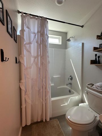 6347 N Alta Vista Lane, Fresno, CA 93722