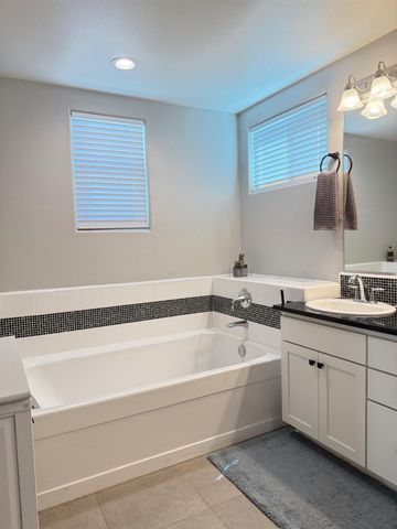 6347 N Alta Vista Lane, Fresno, CA 93722