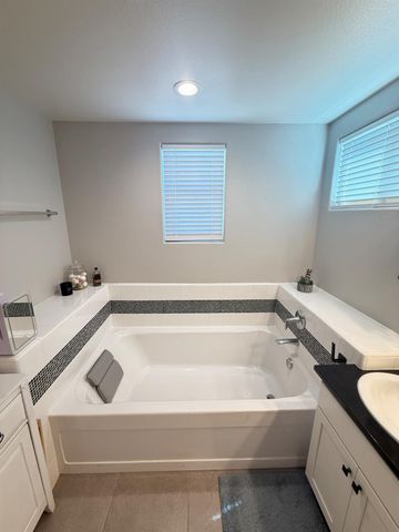 6347 N Alta Vista Lane, Fresno, CA 93722