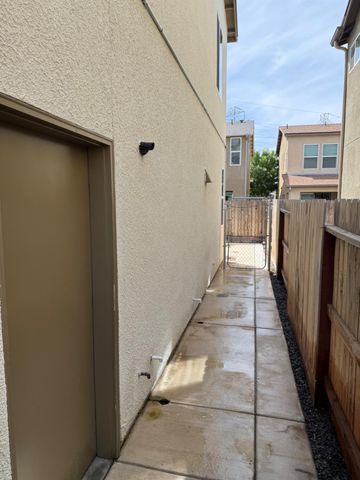 6347 N Alta Vista Lane, Fresno, CA 93722