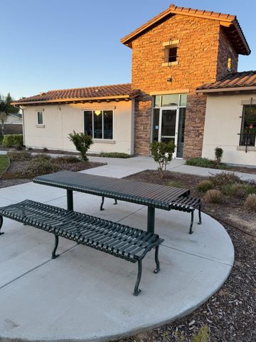 6347 N Alta Vista Lane, Fresno, CA 93722