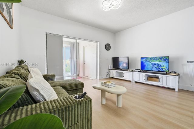 2 Simonton Circle, Weston, FL 33326
