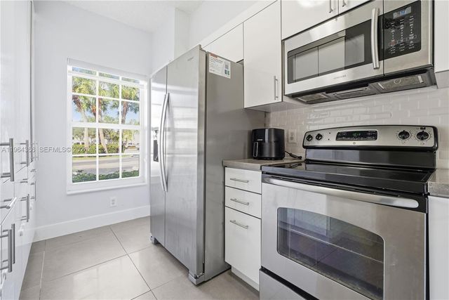 2 Simonton Circle, Weston, FL 33326