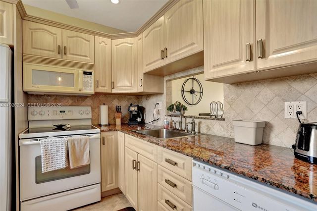 4806 NW 36th St 605, Lauderdale Lakes, FL 33319