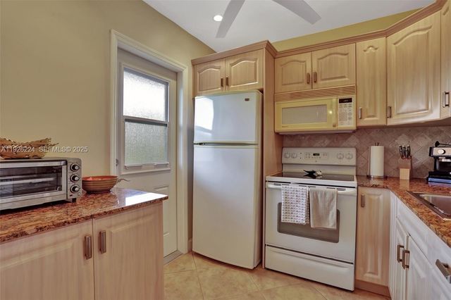 4806 NW 36th St 605, Lauderdale Lakes, FL 33319