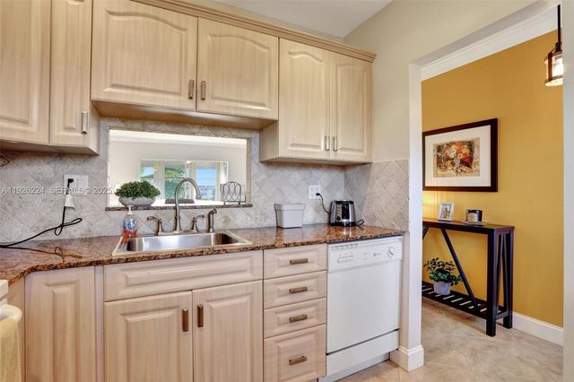 4806 NW 36th St 605, Lauderdale Lakes, FL 33319