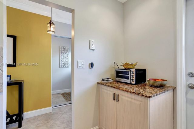 4806 NW 36th St 605, Lauderdale Lakes, FL 33319