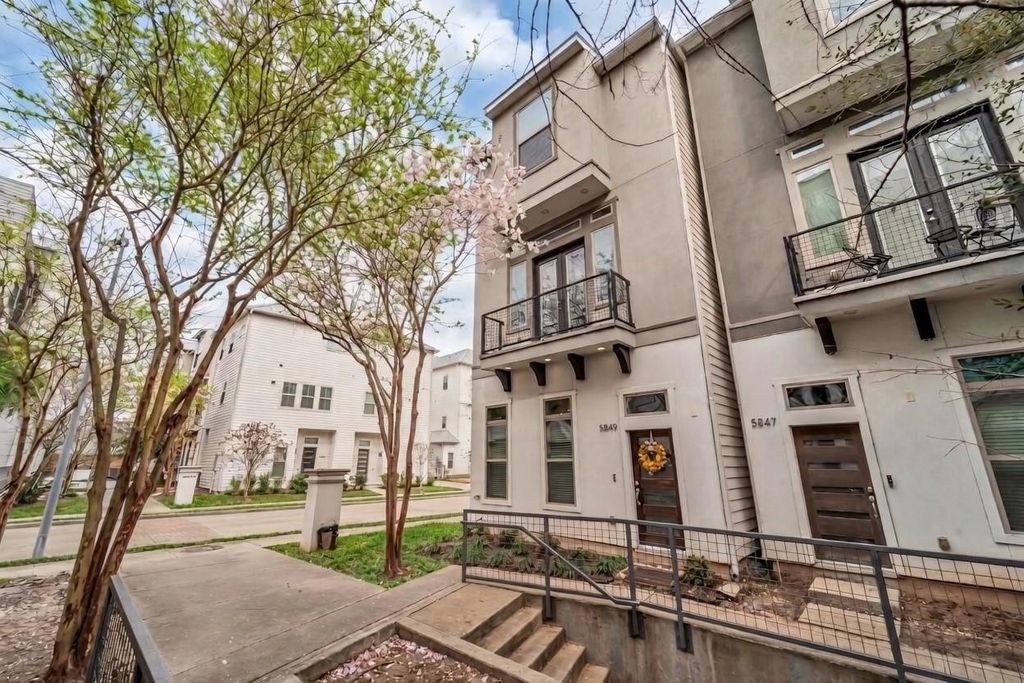 5849 E Post Oak Lane, Houston, TX 77055