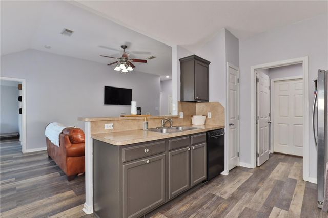 518 Tall Timber Drive, West Columbia, TX 77486