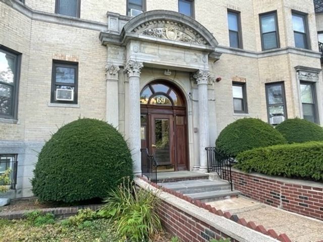 69 Park Dr 17, Boston, MA 02215