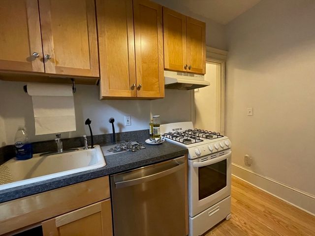 69 Park Dr 17, Boston, MA 02215