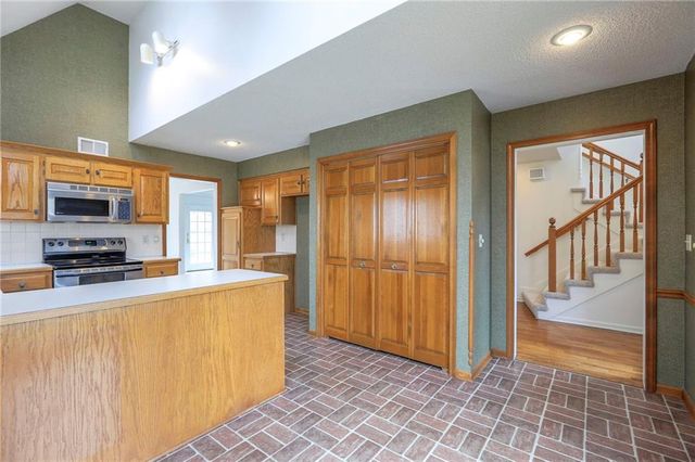 7609 W 115th Street, Overland Park, KS 66210