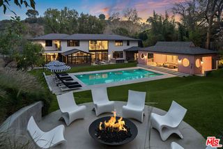 16001 Woodvale Road, Encino (los Angeles), CA 91436