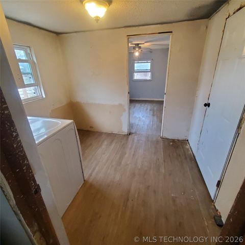 300 SE Johnson, Canadian, OK 74425