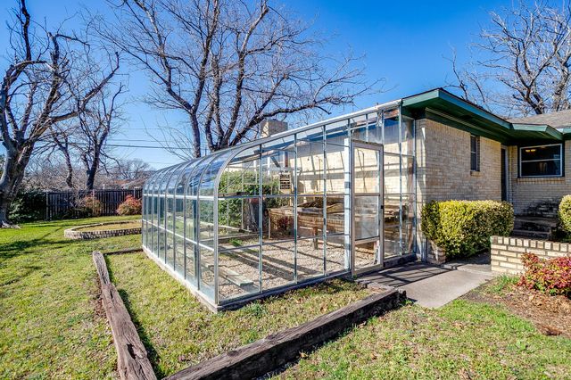 4945 Flagstone Drive, Fort Worth, TX 76114